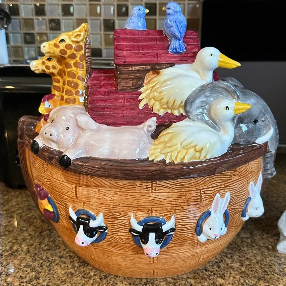 Harry and David Noah’s Ark Ceramic Cookie Jar w/ Multicolor Animals. Large Oval.